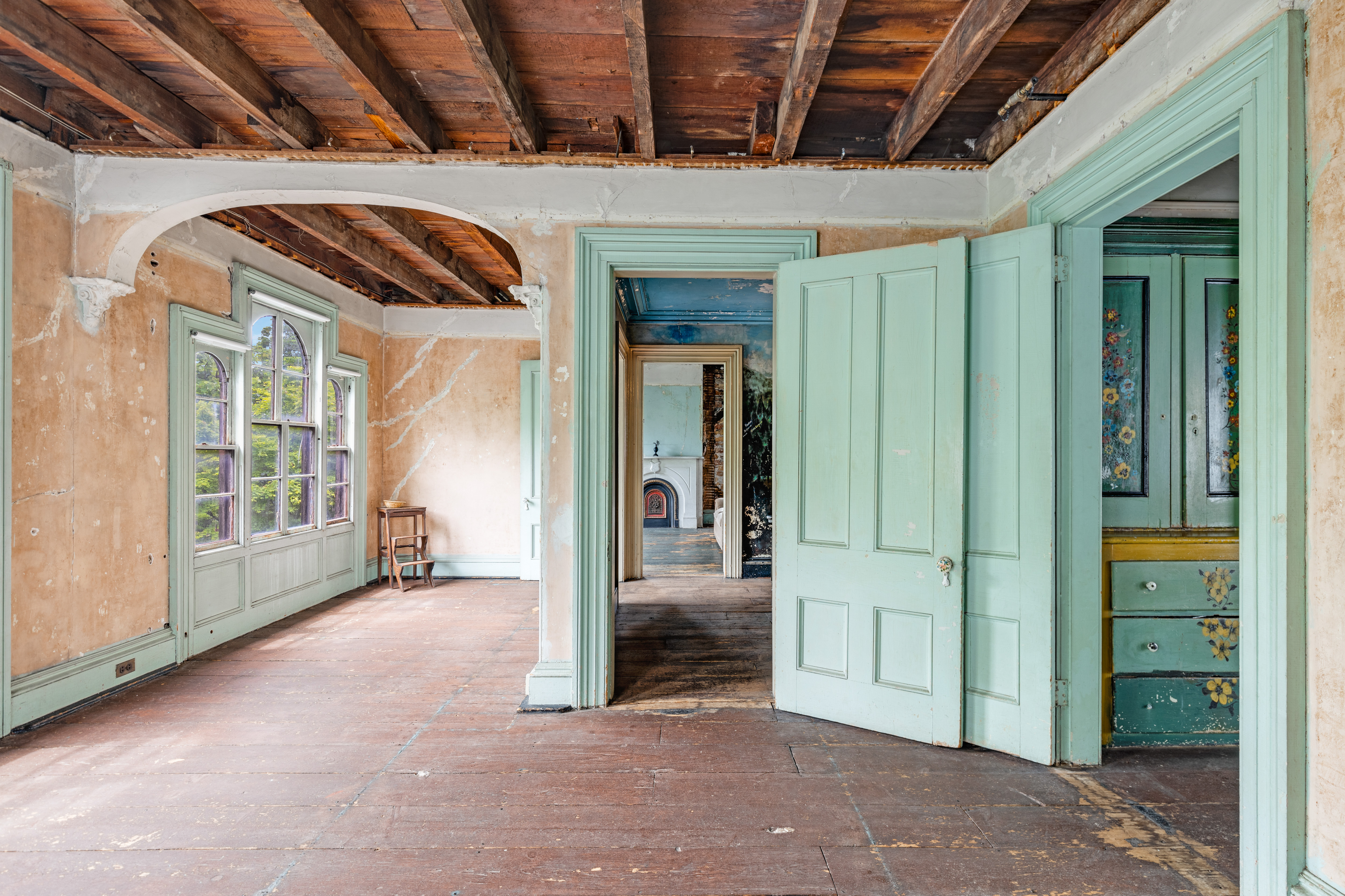 Mint rooms connecting through doors